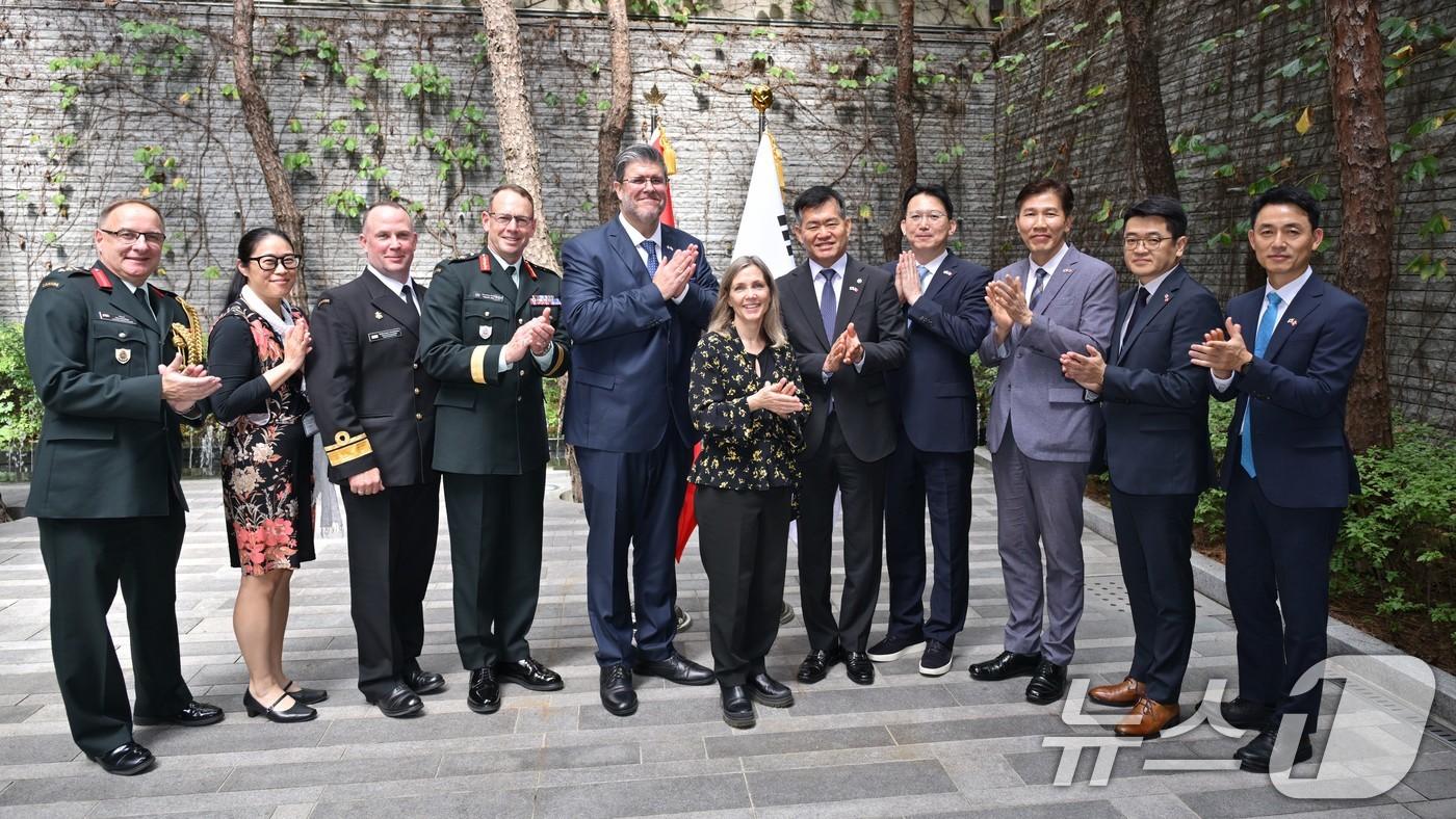 석종건 방위사업청장이 8일 서울 중구 주한 캐나다 대사관에서 스테파니 벡 캐나다 국방차관과 면담 후 양국 관계자들과 함께 기념 촬영을 하고 있다. &#40;방위사업청 제공. 재판매 및 DB 금지&#41; 2025.9.8/뉴스1