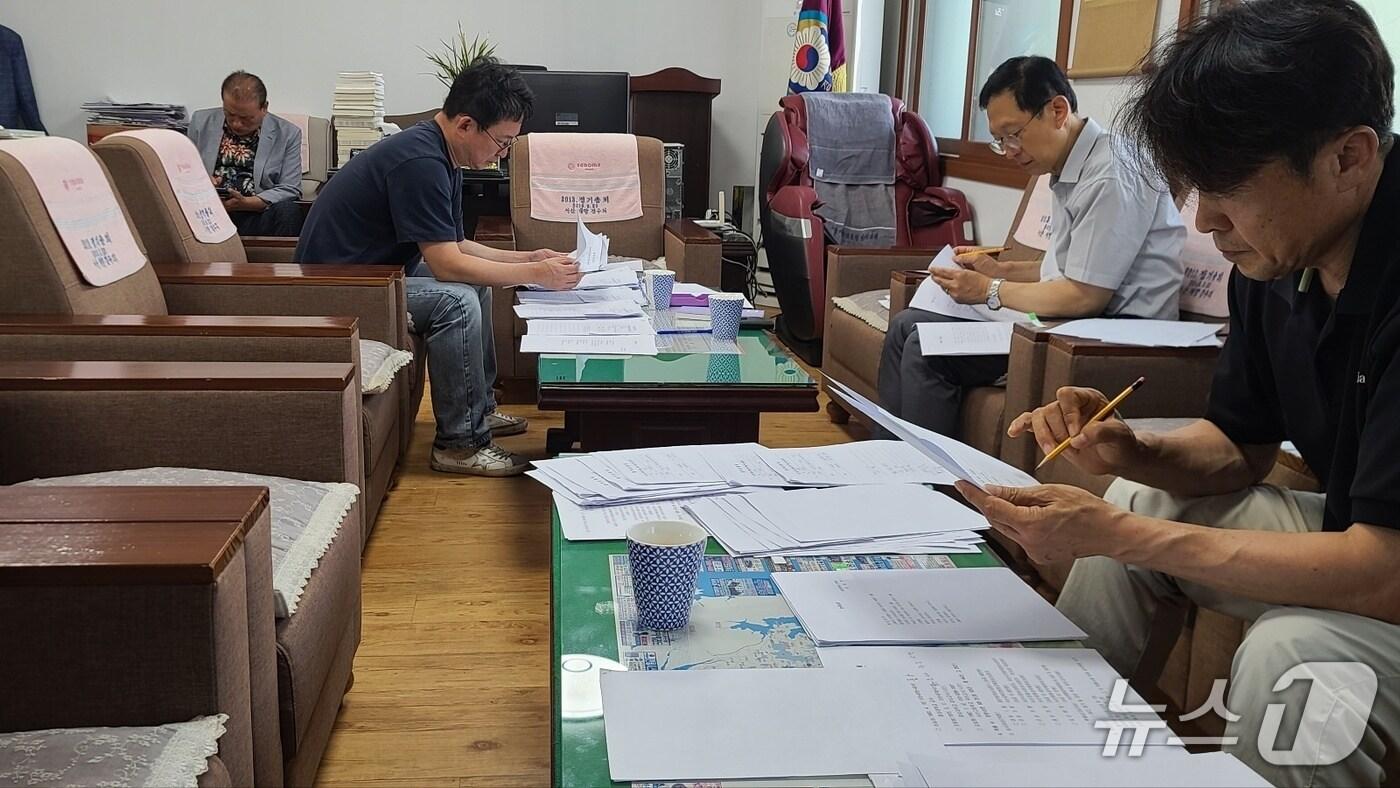 공모전 응모작품 심사 모습(서산재향경우회 제공. 재판매 및 DB금지)2025.9.8/뉴스1