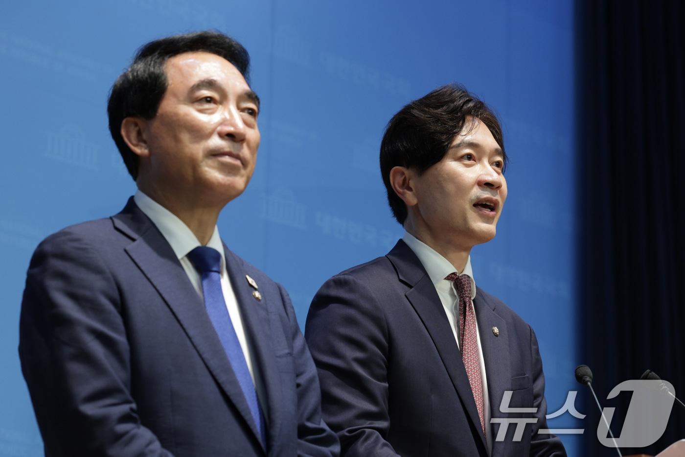 박수현 더불어민주당 수석대변인&#40;왼쪽&#41;과 박성훈 국민의힘 수석대변인. 2025.9.8/뉴스1 ⓒ News1 신웅수 기자