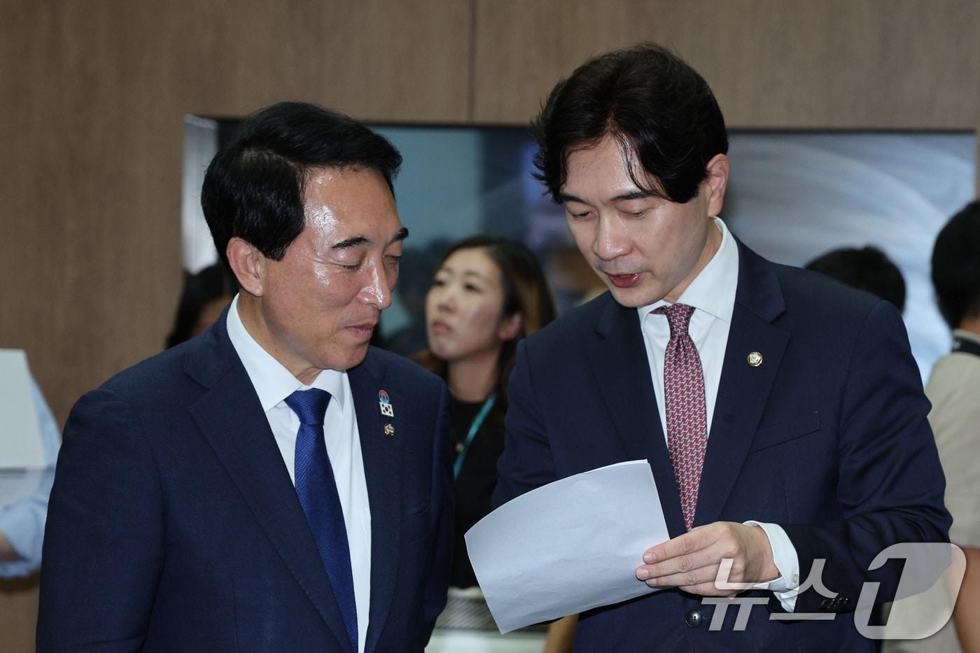 박수현 더불어민주당 수석대변인&#40;왼쪽&#41;과 박성훈 국민의힘 수석대변인이 지난 8일 오후 서울 여의도 국회 소통관에서 대통령-여야 당대표 회동 결과 공동 브리핑에 앞서 대화하고 있다. 이번 브리핑에서 각 수석대변인은 여·야·정이 민생 문제 해결을 위한 민생경제협의체를 구성하기로 합의했다고 발표했다. 2025.9.8/뉴스1 ⓒ News1 신웅수 기자