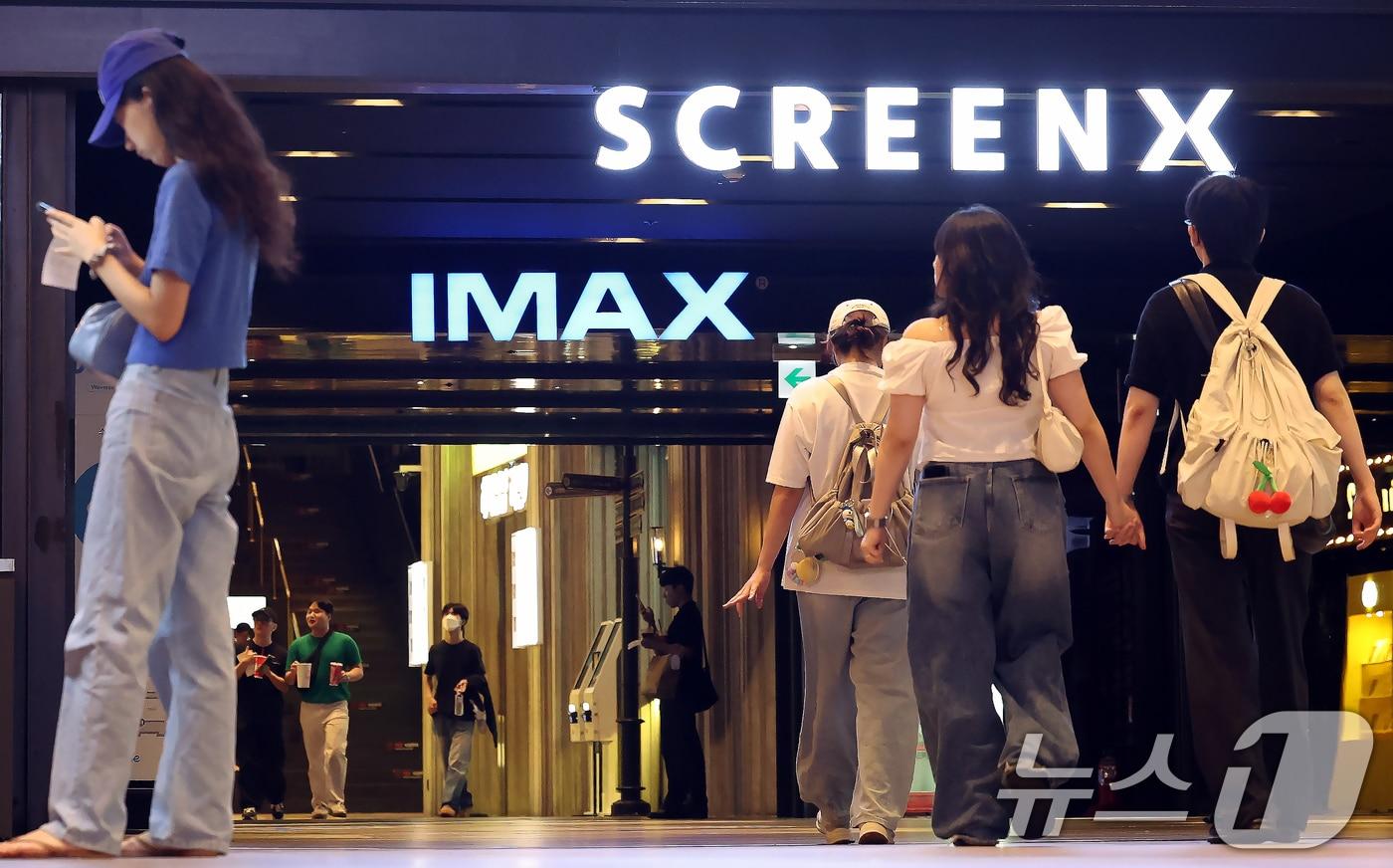 서울의 한 CGV 영화관을 찾은 관람객들이 상영관으로 향하고 있다. 2025.9.8/뉴스1 ⓒ News1 박정호 기자