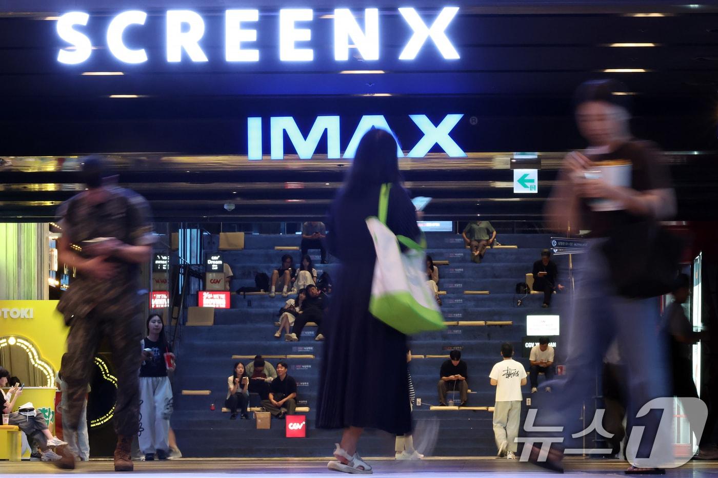 본문 이미지 - 서울의 한 영화관을 찾은 관람객들 모습.  사진은 기사 내용과 직접 관련 없음.ⓒ 뉴스1 박정호 기자