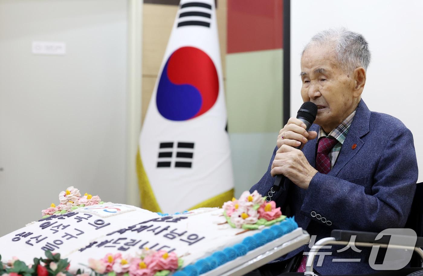 본문 이미지 - 이석규 애국지사가 8일 전북 전주시 전주보훈요양원 강당에서 열린 상수연에서 기념인사를 하고 있다. 2025.9.8 ⓒ 뉴스1 유경석 기자