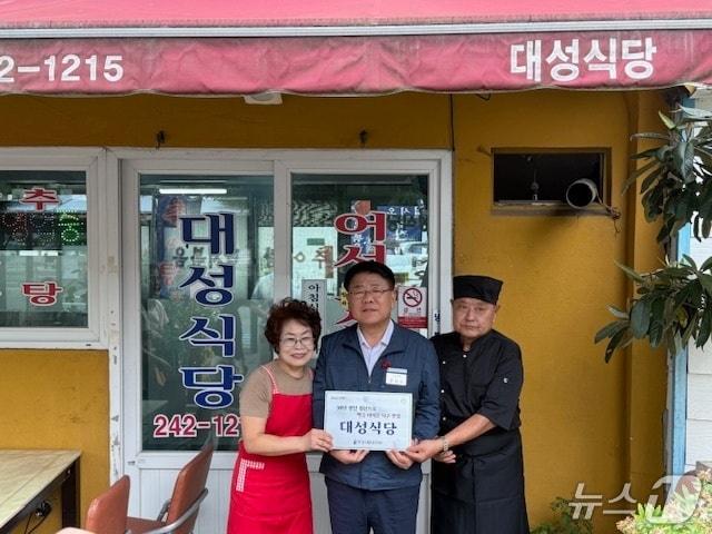 본문 이미지 - 공한수 서구청장(왼쪽 2번째)이 '30년 장인 맛집'으로 선정된 음식점 상인과 기념 촬영을 하고 있다.(부산 서구 제공. 재판매 및 DB 금지)