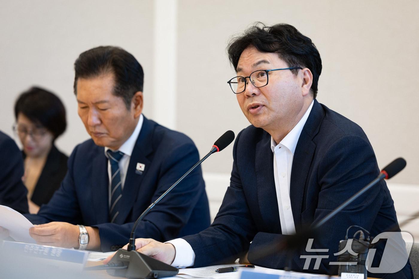 본문 이미지 - 이한주 더불어민주당 민주연구원장이 8일 서울 여의도 국회에서 열린 '글로벌 퍼스펙티브 : 예측적 거버넌스와국가미래전략' 세미나에서 개회사를 하고 있다. 2025.9.8/뉴스1 ⓒ News1 유승관 기자