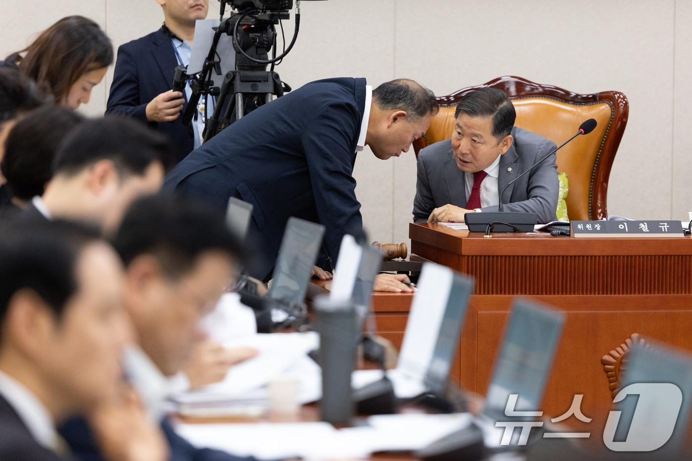 8일 서울 여의도 국회에서 열린 제429회국회&#40;정기회&#41; 산업통상자원중소벤처기업위원회 제1차 전체회의에서 이철규 위원장이 김원이&#40;더불어민주당&#41; 간사와 대화하고 있다. 2025.9.8/뉴스1 ⓒ News1 이승배 기자