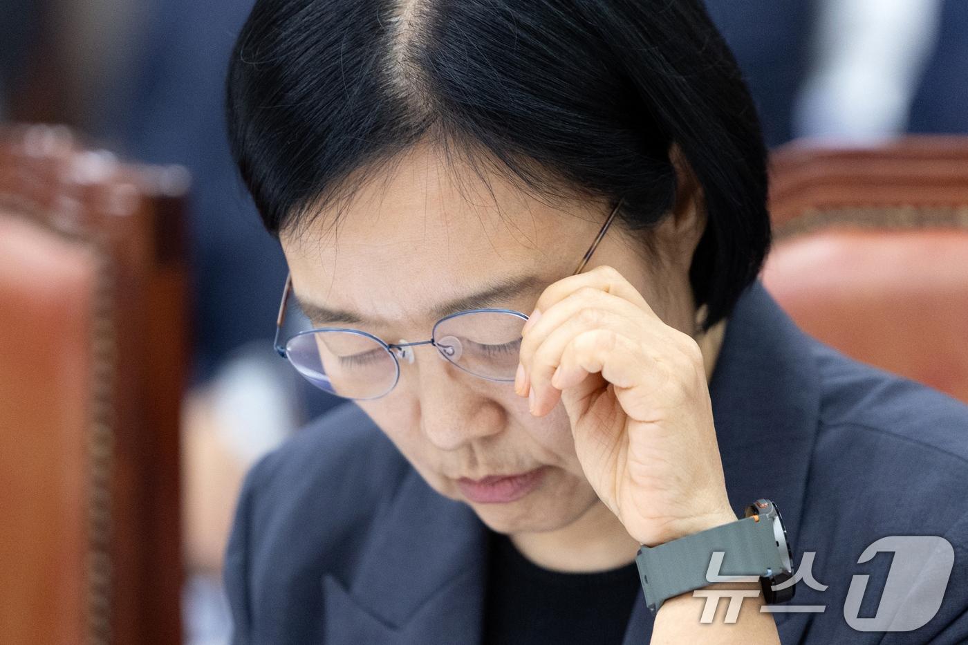 한성숙 중기부 장관이 자료를 살펴보고 있다. <자료사진>ⓒ News1 이승배 기자