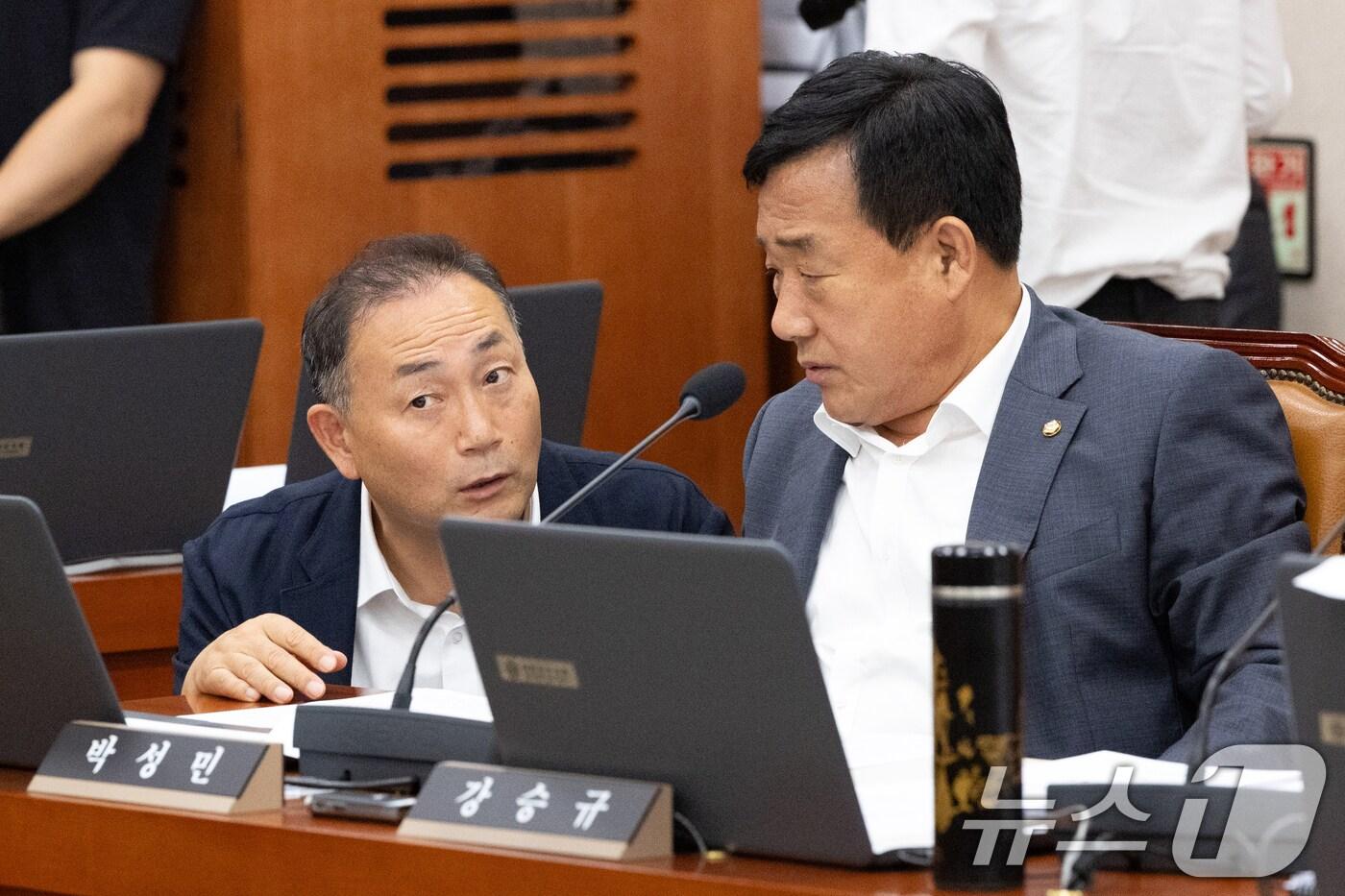 8일 서울 여의도 국회에서 열린 제429회국회&#40;정기회&#41; 산업통상자원중소벤처기업위원회 제1차 전체회의에서 김원이&#40;더불어민주당&#41; , 박성민&#40;국민의힘&#41; 간사가 대화하고 있다. 2025.9.8/뉴스1 ⓒ News1 이승배 기자
