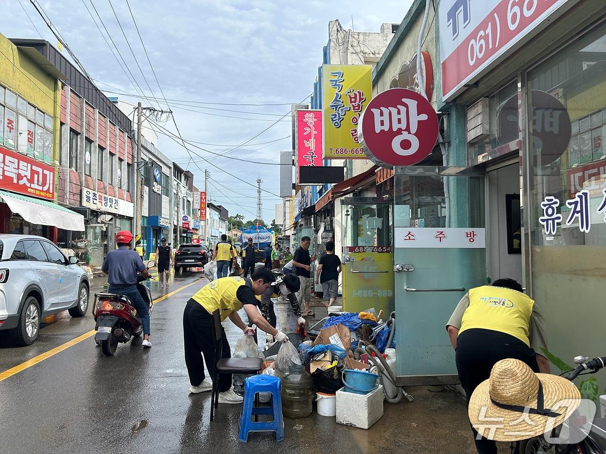 본문 이미지 - 7일  전남 여수시 율촌면에 시간당 94.5㎜ 집중호우가  쏟아져 상가 약 30동이 침수되는 피해가 발생했다. (여수시 제공)