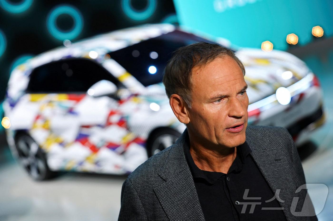 올리버 블루메 폭스바겐 그룹 CEO가 8일&#40;현지시간&#41; 독일 뮌헨에서 열린 IAA 모터쇼의 언론 및 미디어 데이에 기자들과 대화하고 있다. 2025.09.08 ⓒ 로이터=뉴스1 ⓒ News1 강서연 기자