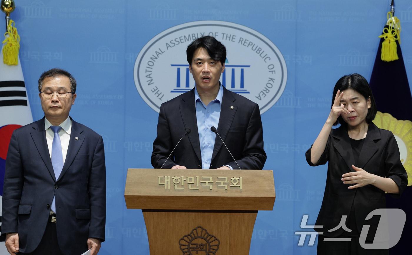 한준호 의원을 비롯한 더불어민주당 정치검찰 조작기소대응특위 소속 의원들이 8일 오후 서울 여의도 국회 소통관에서 쌍방울 대북송금사건 관련 기자회견을 하고 있다. 2025.9.8/뉴스1 ⓒ News1 신웅수 기자