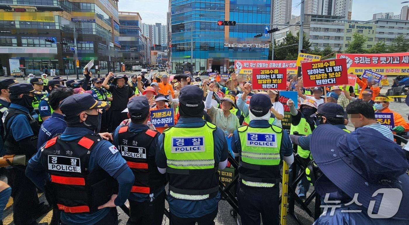 진주 문산 공공주택지구 주민대책위원회 등이 8일 한국토지주택공사 앞에서 집회를 열고 부지 보상 절차를 신속하게 추진하라고 촉구하고 있다. 2025.9.8/뉴스1 한송학기자