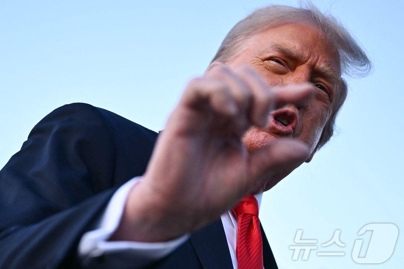 도널드 트럼프 미국 대통령이 7일&#40;현지시간&#41; US오픈 테니스대회 남자 결승전을 관람하기 위해 뉴욕을 방문한 뒤 메릴랜드주 앤드루스 합동 기지로 돌아와 취재진과 대화하고 있다. 2025.9.7 ⓒ AFP=뉴스1 ⓒ News1 강민경 기자