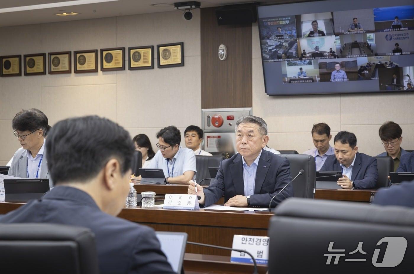 한국남부발전 김준동 사장은 8일 부산 본사에서 가진 'CEO 주관 현안 점검회의'에서 직원들의 의견을 듣고 있다. (남부발전 제공) /2025.9.8/