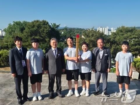 본문 이미지 - 제49회 영광군민의 날 행사를 맞아 장세일 영광군수가 성화봉송에 참여하고 있다.&#40;영광군 제공. 재배포 및 DB 금지&#41;