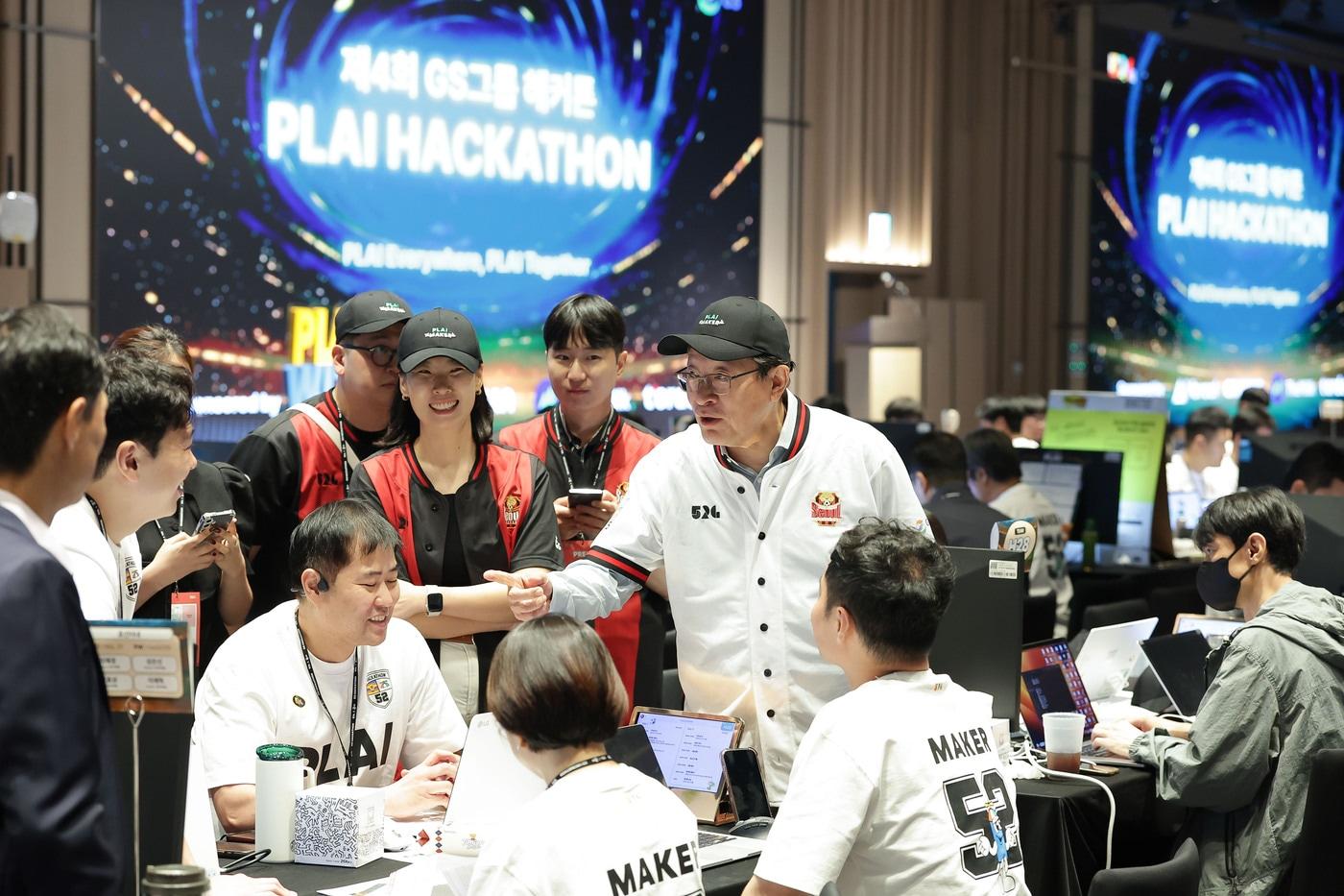 허태수 GS 회장이 8일 웨스틴 서울 파르나스에서 개막한 &#39;제 4회 GS그룹 해커톤&#39; 현장에 방문했다.&#40;GS그룹 제공&#41;