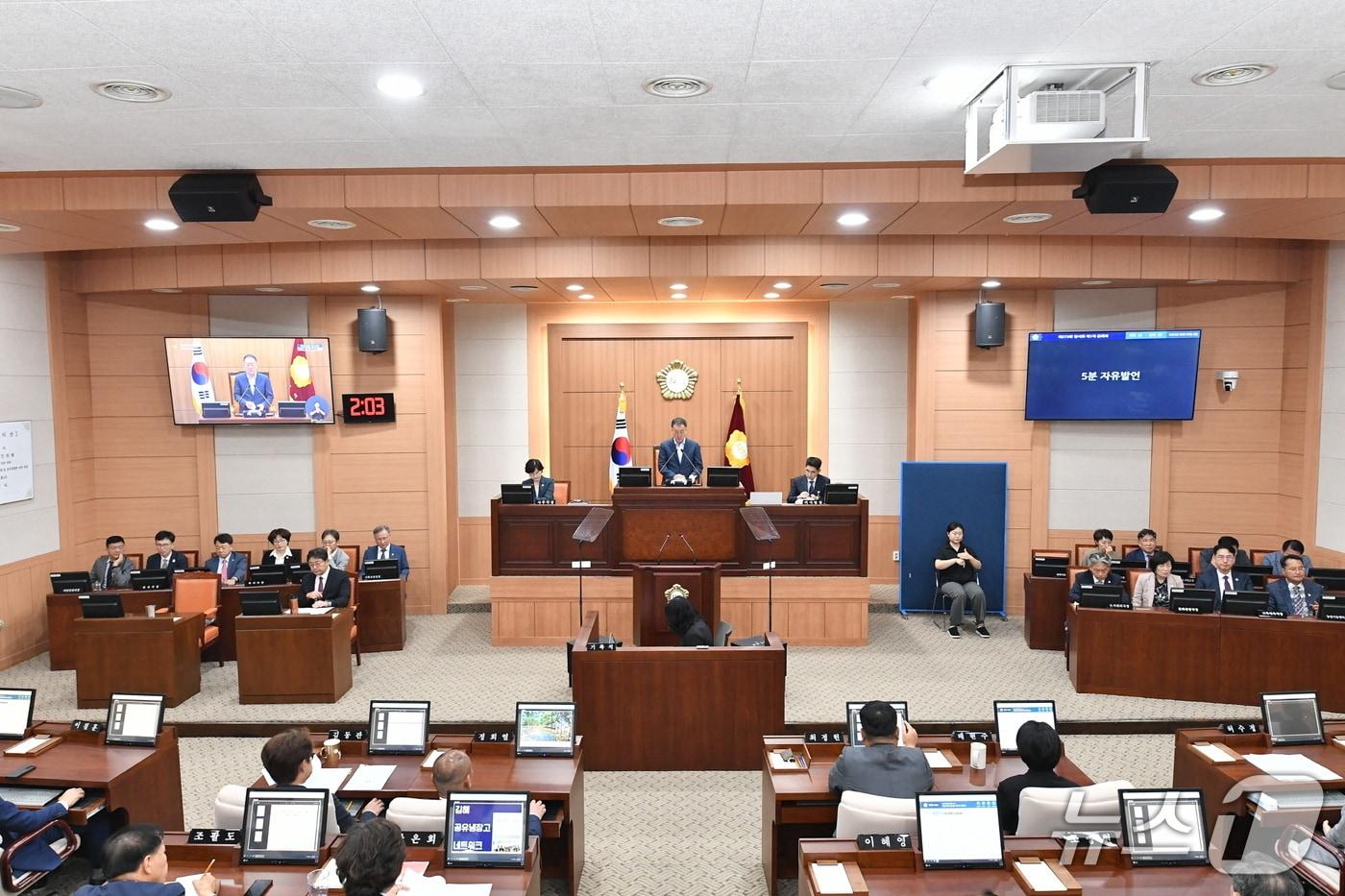 김해시의회가 8일 제273회 임시회 1차 본회의를 열고 있다.&#40;김해시의회 제공. 재판매 및 DB금지&#41;