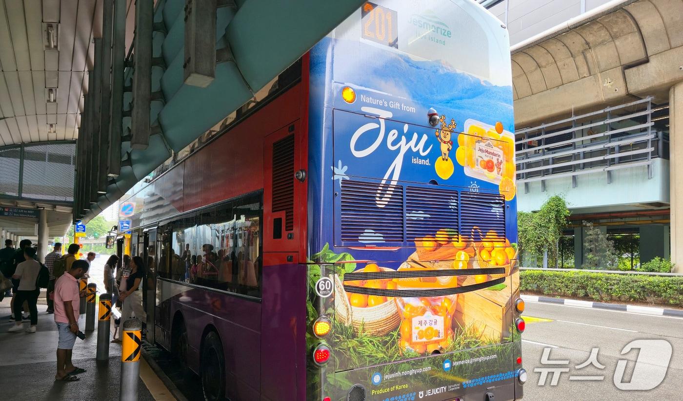 제주시농협의 수출 전용 브랜드 '제즈머라이즈(Jesmerize)' 이미지가 래핑된 버스.(제주시농협 제공, 재판매 및 DB 금지)