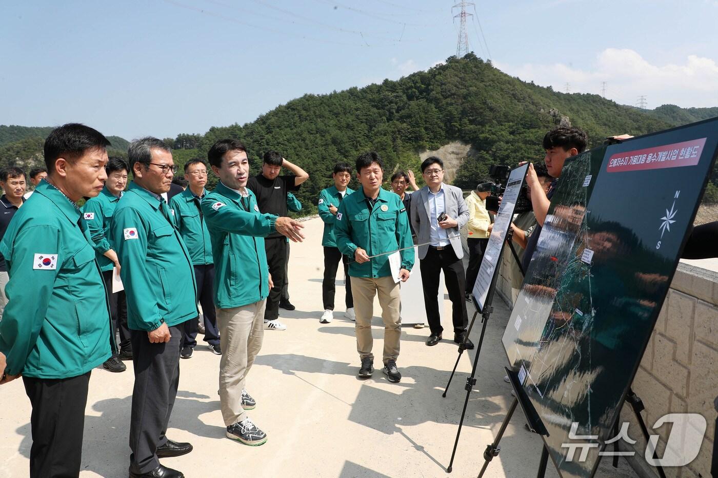 지난달 24일 강릉 가뭄 현장 찾은 김진태 강원도지사.&#40;강원도 제공. 재판매 및 DB금지&#41;/뉴스1