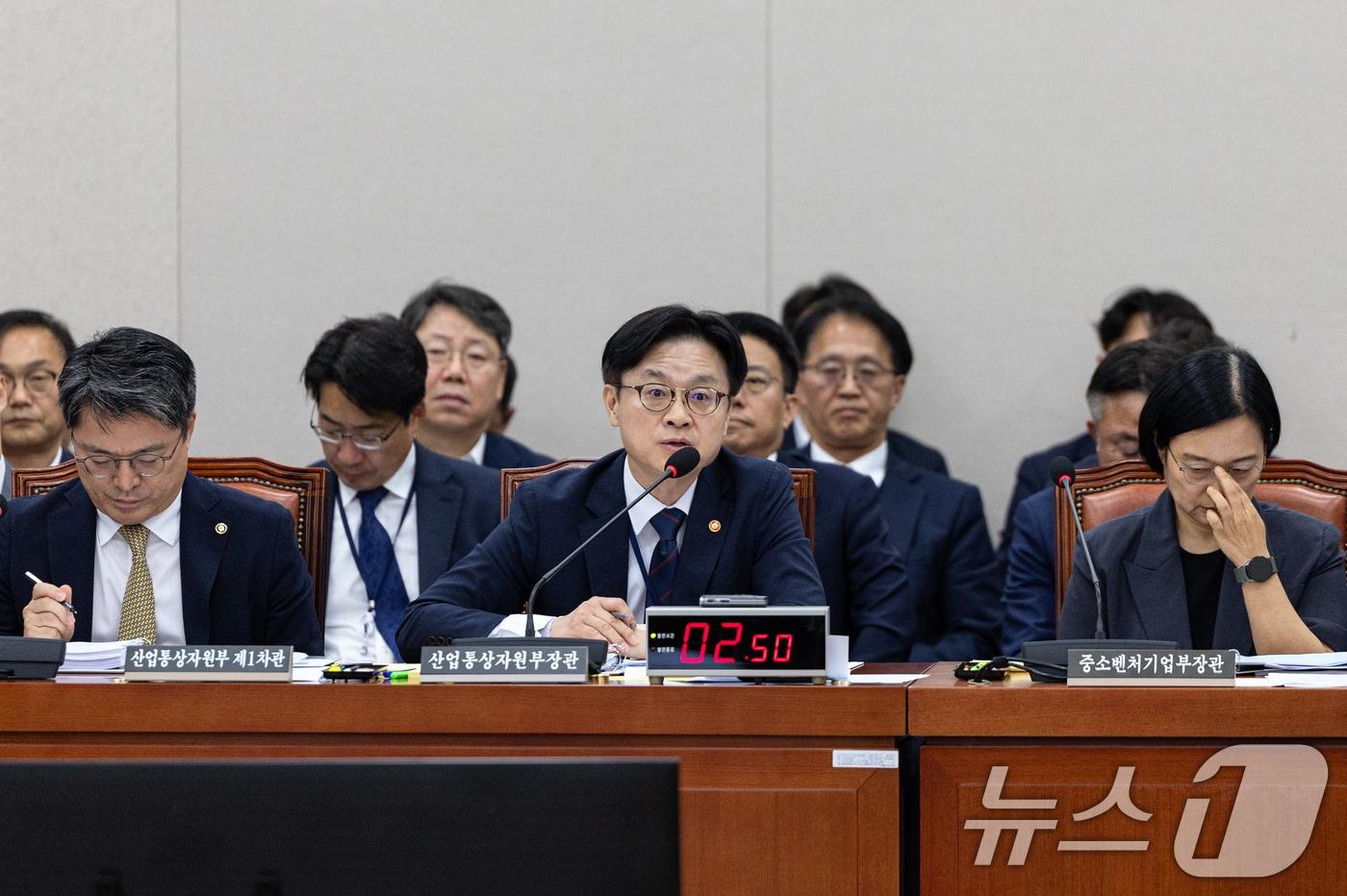 8일 서울 여의도 국회에서 열린 제429회국회&#40;정기회&#41; 산업통상자원중소벤처기업위원회 제1차 전체회의에 김정관 산업통상자원부 장관이 현안 질의에 답변하고 있다. 2025.9.8/뉴스1 ⓒ News1 이승배 기자