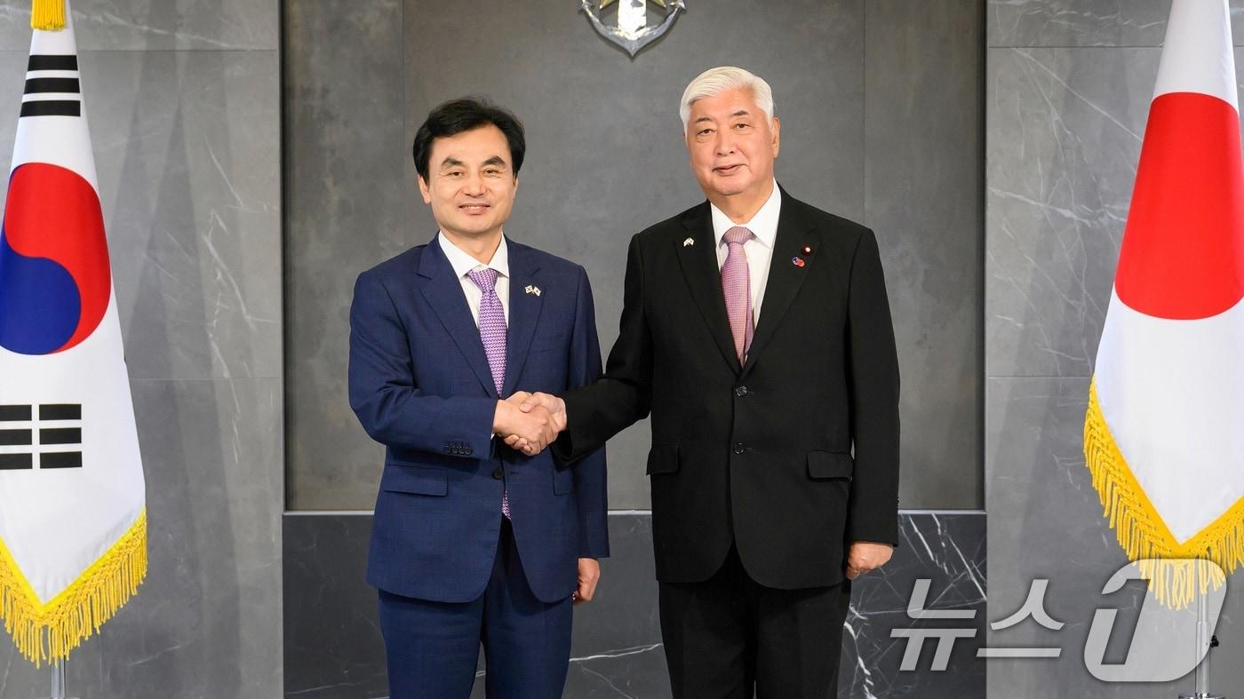 안규백 대한민국 국방부 장관과 나카타니 겐 일본 방위대신이 8일 서울에서 열린 한일 국방장관 회담에서 기념 촬영을 하고 있다. &#40;국방부 제공. 재판매 및 DB 금지&#41; 2025.9.8/뉴스1