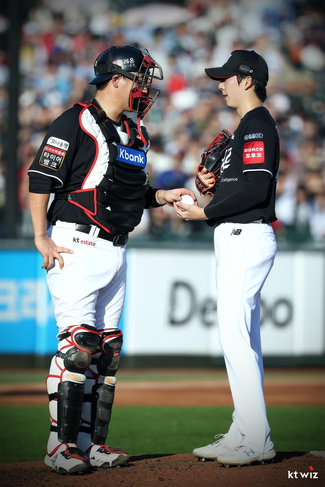 본문 이미지 - KT 위즈의 장성우&#40;왼쪽&#41;와 오원석. &#40;KT 제공&#41;