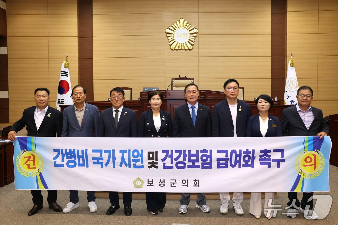 본문 이미지 -   8일 보성군의회가 제314회 임시회에서 '간병비 국가 지원 및 건강보험 급여화 촉구 건의안'을 만장일치로 채택했다(보성군의회 제공)