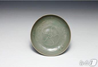 본문 이미지 - 경기도 유형 문화유산으로 지정된 이천시립월전미술관 소장 ‘청자양각규화문접시’.&#40;이천시 제공&#41;