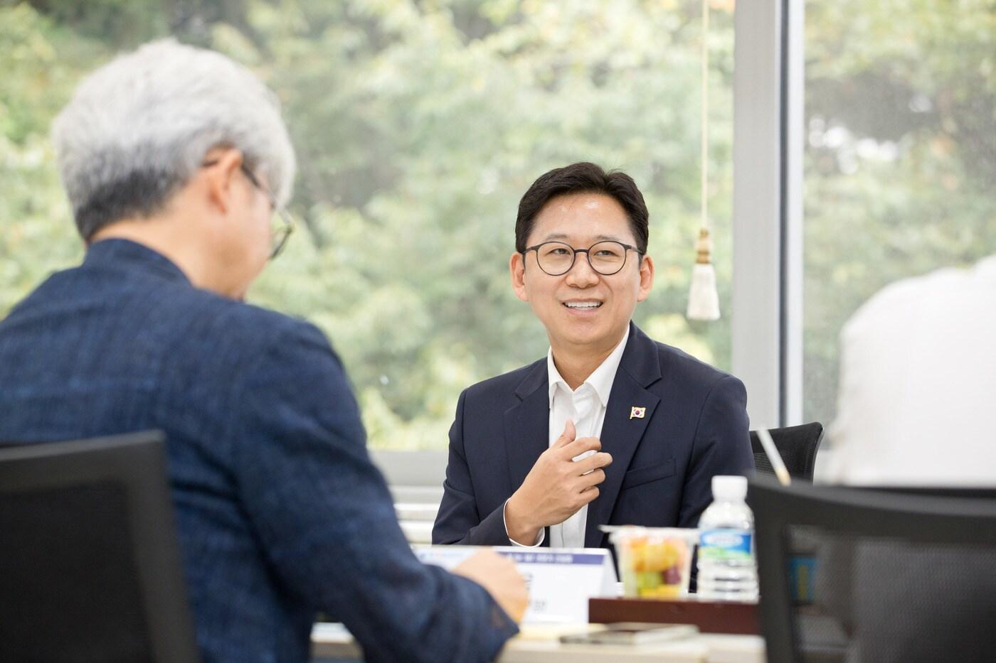 이달 4일 과학기술정보통신부는 대전 한국에너지기술연구원에서 정부출연구기관, 한국과학기술원 연구자 등과 'AI for S&T' 전략 간담회를 가졌다. 출연연 AI 활용 사례를 청취하는 배경훈 과기정통부 장관.(과기정통부 제공)