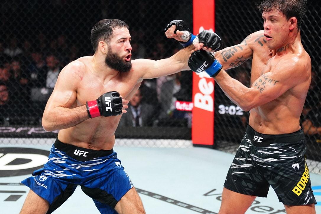 본문 이미지 - 나수르딘 이마보프&#40;왼쪽&#41;&#41;가 UFC 5연승에 성공한 뒤 타이틀 도전권을 요구했다.&#40;UFC 제공&#41;