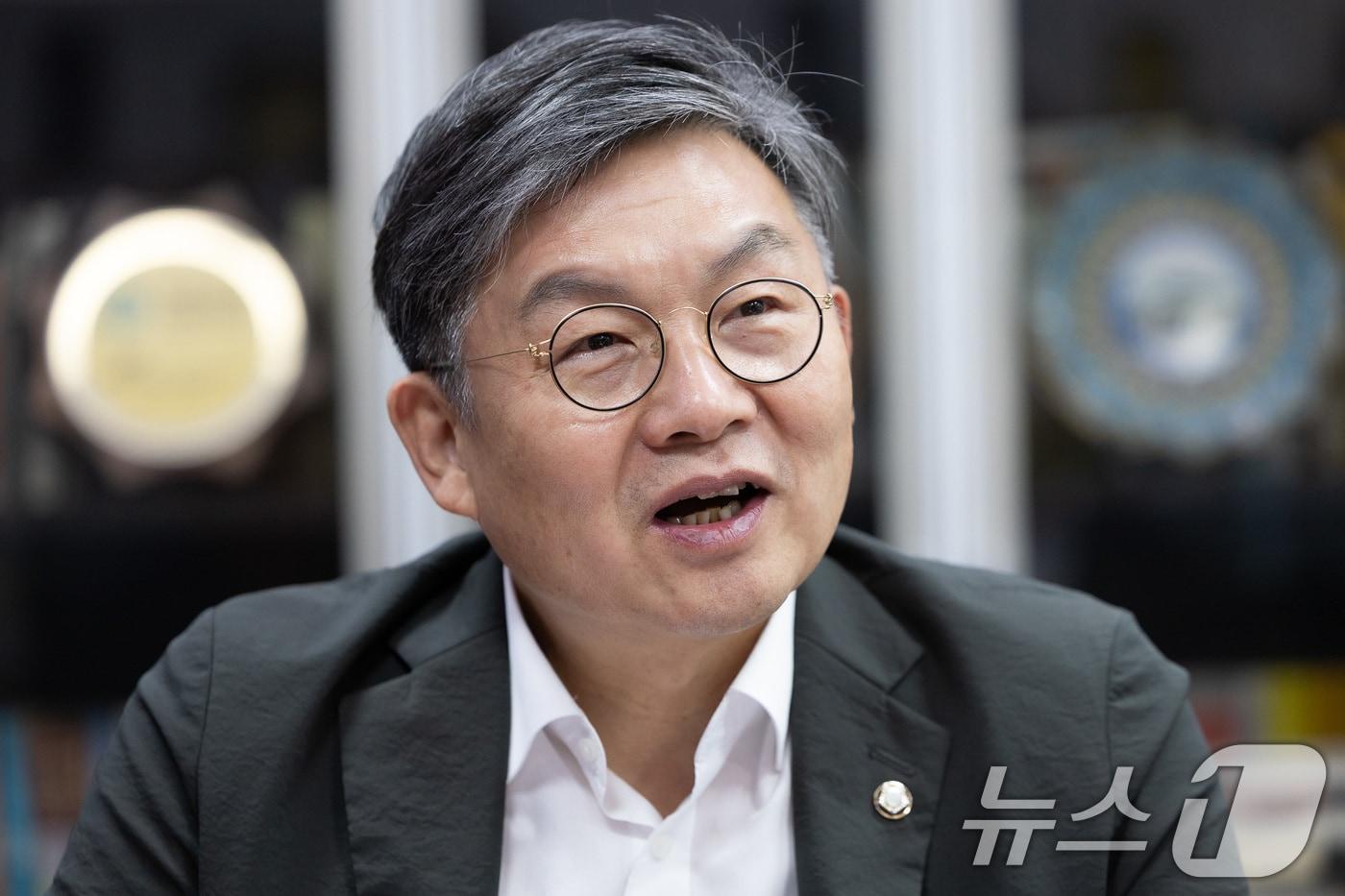 국회 보건복지위원인 김윤 더불어민주당 의원이 8일 서울 여의도 국회 의원회관에서 뉴스1과 인터뷰하고 있다. ⓒ News1 유승관 기자