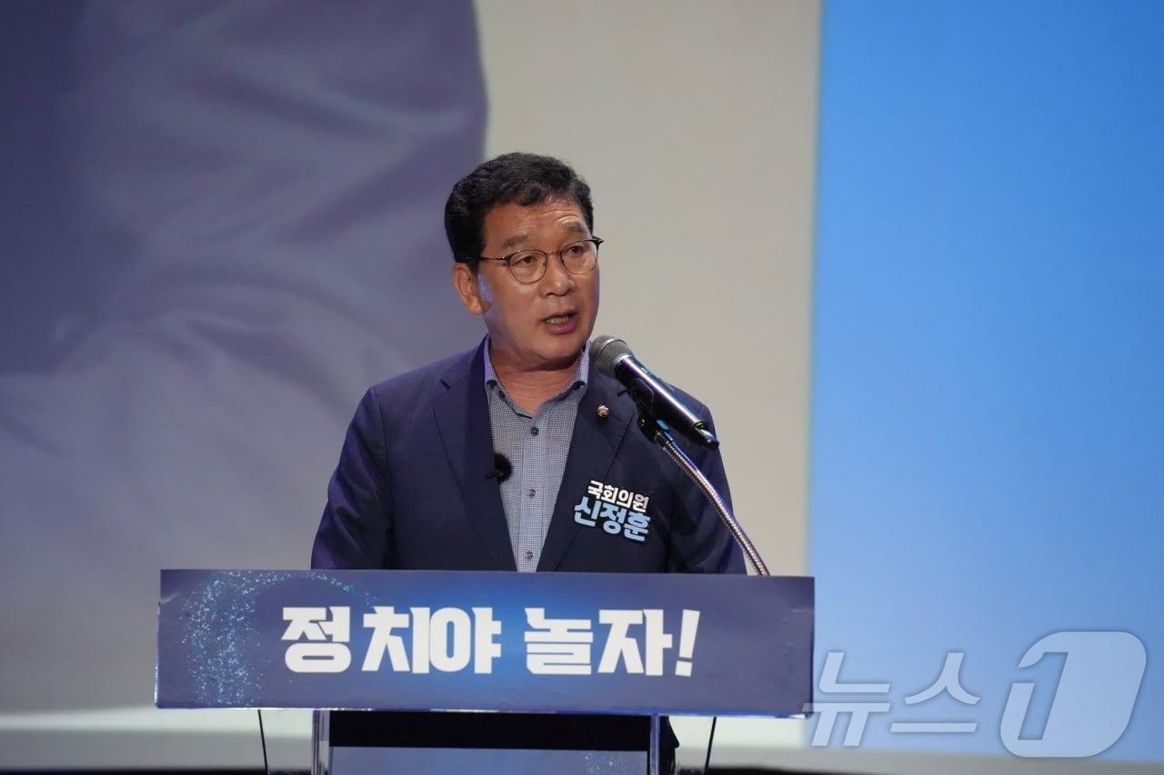 본문 이미지 - 신정훈 더불어민주당 국회의원이 7일 순천대학교 70주년 기념관에서 열린 혁신포럼 출범식에서 축사를 하고 있다.(신정훈 의원실 제공. 재배포 및 DB 금지)