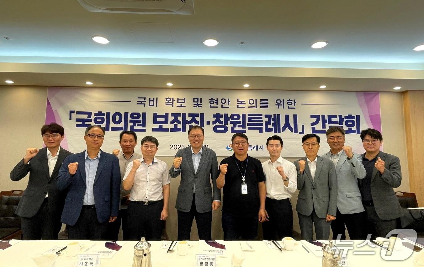 본문 이미지 - 장금용 창원시장 권한대행&#40;왼쪽 다섯번째&#41;이 8일 서울 모처에서 지역구 국회의원 보좌진들과 간담회를 가진 뒤 기념사진을 촬영하고 있다.&#40;창원시 제공. 재판매 및 DB금지&#41;