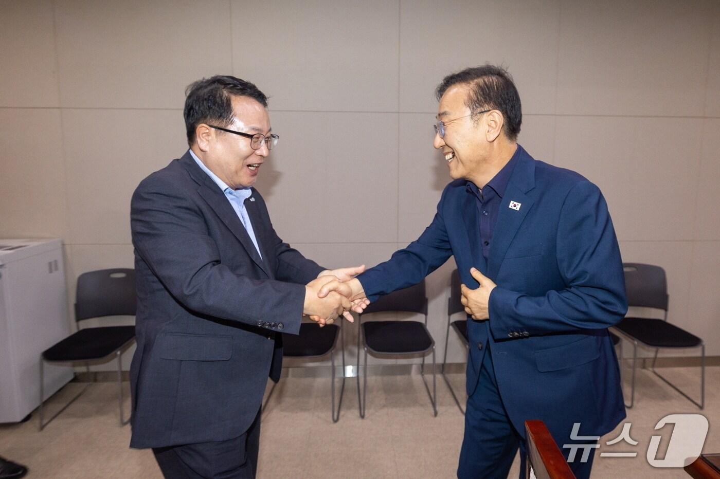 8일 정헌율 익산시장(왼쪽)이 김윤덕 국토부장관을 만나 익산의 철도 인프라 확보를 위한 정부 지원을 촉구했다.(익산시 제공. 재판매 및 DB금지)