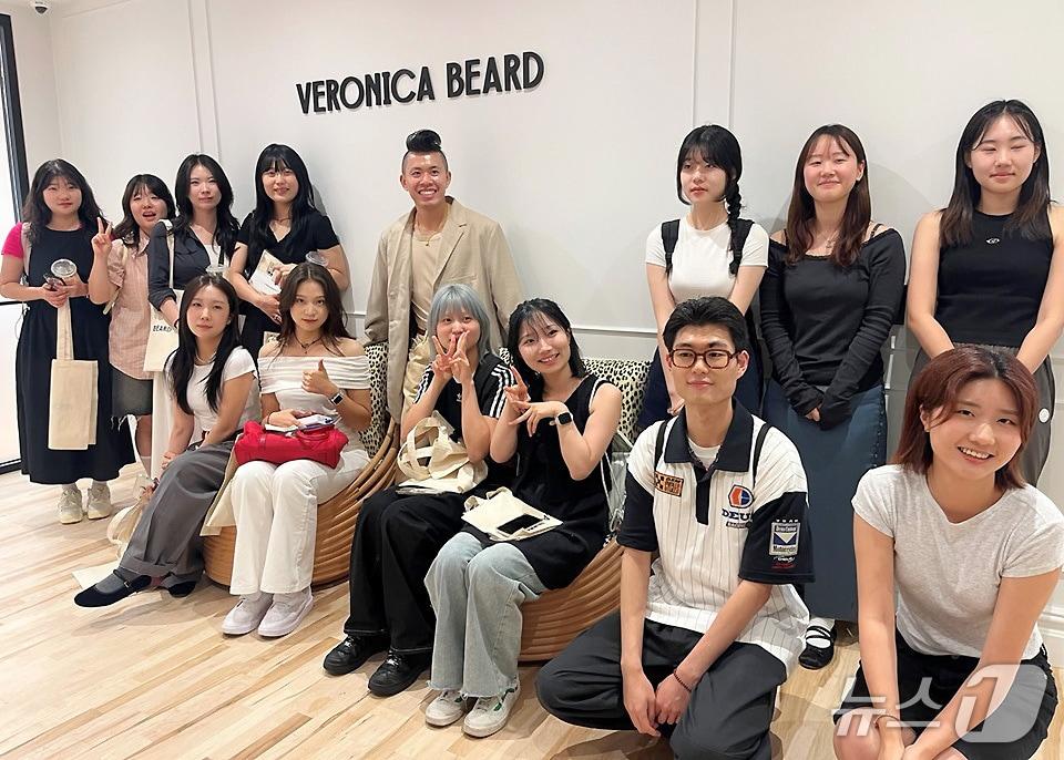본문 이미지 - 대구대 패션디자인학과 학생들이 뉴욕 현지 여성 패션 브랜드 '베로니카 비어드(Veronica Beard)'를 찾았다. (대구대 제공. 재판매 및 DB금지)