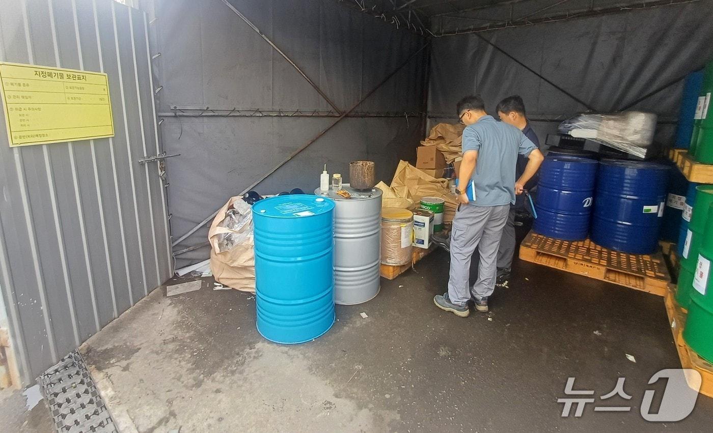 한강청 환경감시단이 지난달 26일, 인천 남동국가산업단지 내 배출사업장에서 보관 중인 지정폐기물의 종류와 성상을 확인하고 있는 모습.&#40;한강청 제공&#41;