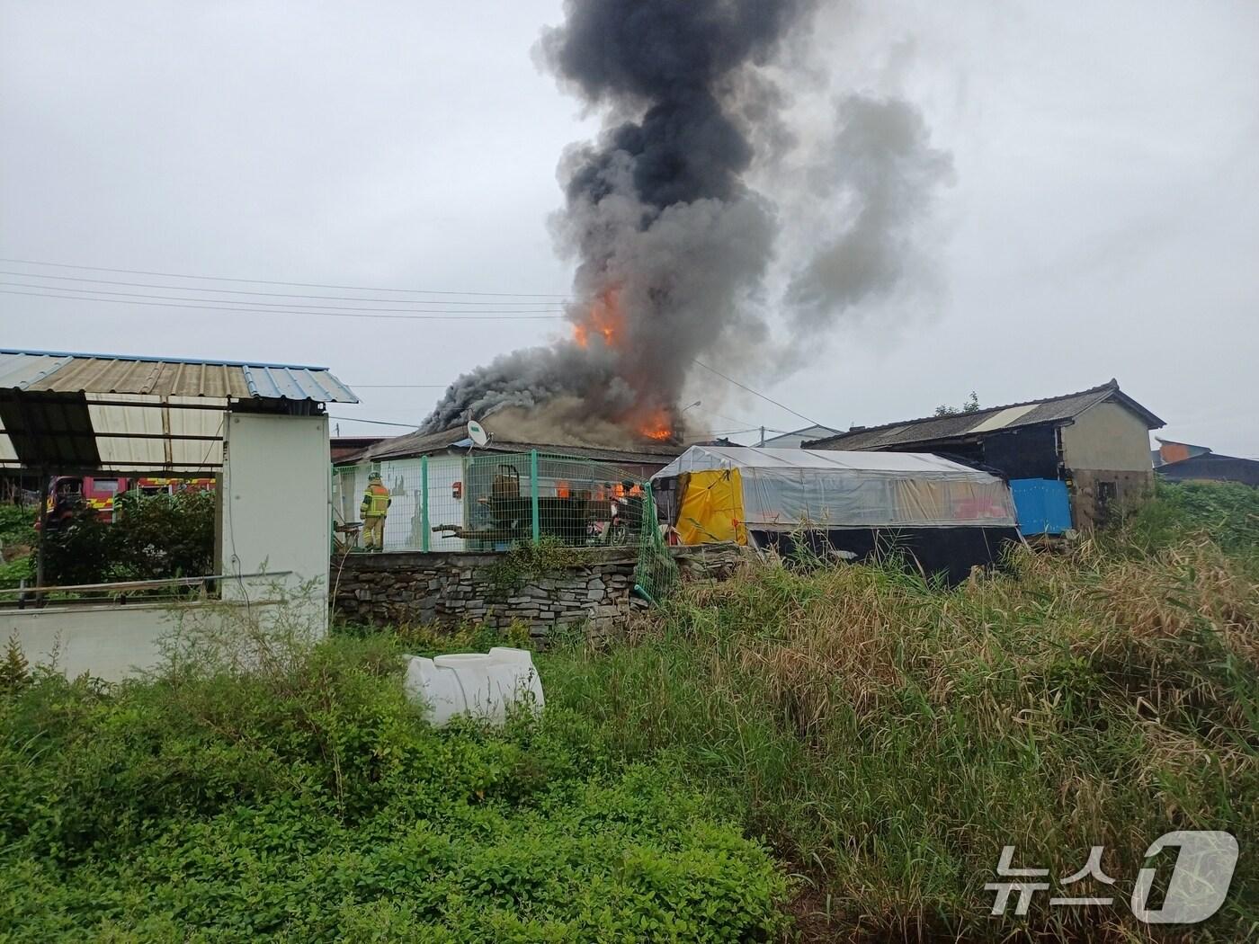 본문 이미지 -  논산 광석면 득윤리 단독주택 화재 현장. (논산소방서 제공, 재판매 및 DB금지) / 뉴스1