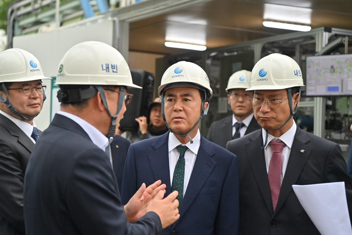 김태흠 충남지사(가운데)가 한국중부발전 보령발전본부 내 실증 플랫폼을 찾아 이산화탄소를 에너지로 전환하는 기술을 살펴보고 있다.(충남도 제공. 재판매 및 DB금지)/뉴스1