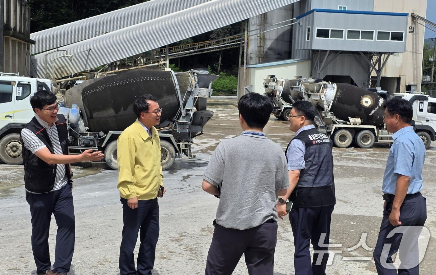 광주시가 전국 최초로 도입한 '레미콘·아스콘 생산공장 기동반'이 현장을 점검하고 있다.(광주시 제공. 재판매 및 DB 금지) 