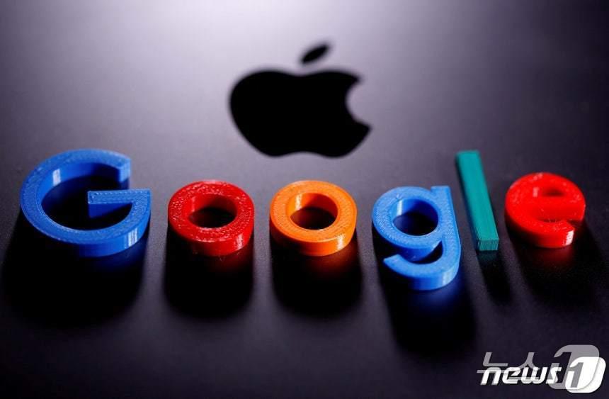 본문 이미지 - 3D 프린터 인쇄 애플과 구글 로고 2020.4.12 ⓒ 로이터=뉴스1 ⓒ News1 강민경 기자
