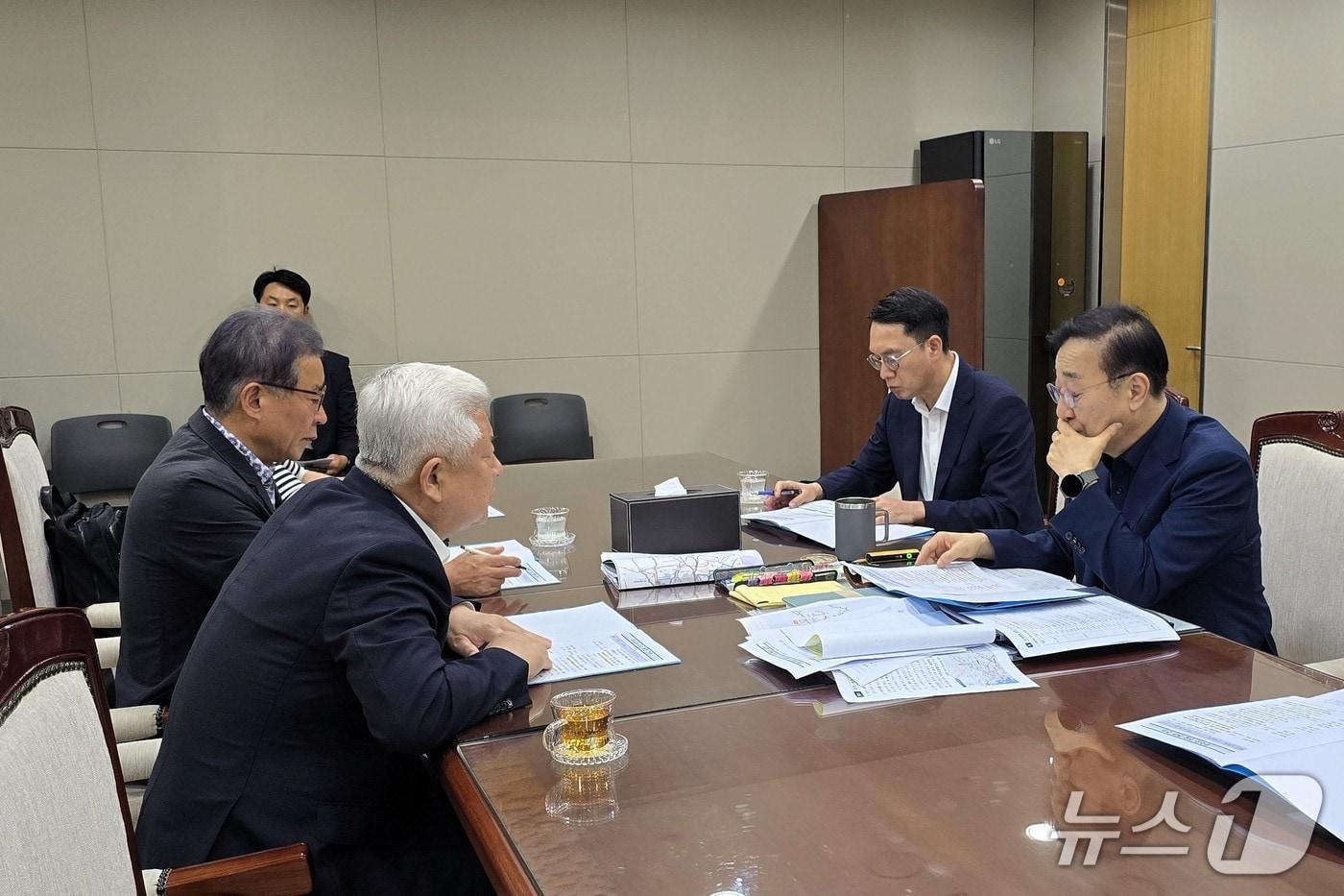 8일 황인홍 전북 무주군수&#40;왼쪽 첫번째&#41;가 김윤덕 국토교통부 장관&#40;오른쪽 첫번째&#41;을 만나 핵심 사업의 국가계획 반영을 건의했다.&#40;무주군 제공. 재판매 및 DB금지&#41;
