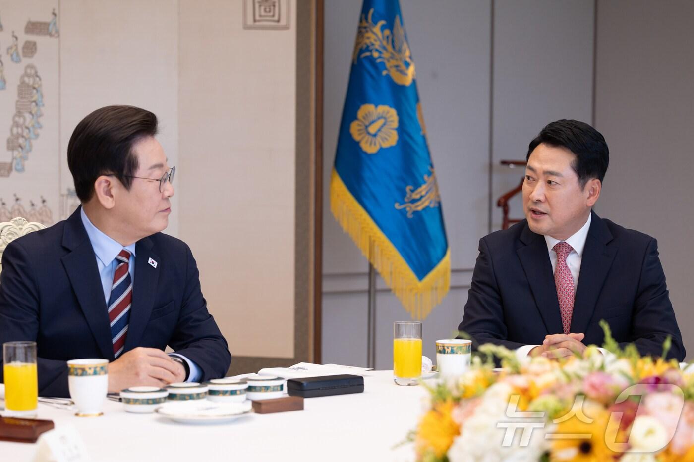 이재명 대통령이 8일 서울 용산 대통령실 청사에서 열린 여야 지도부 오찬 회동에서 장동혁 국민의힘 대표의 발언을 듣고 있다. &#40;대통령실 제공. 재판매 및 DB 금지&#41; 2025.9.8/뉴스1 ⓒ News1 이재명 기자