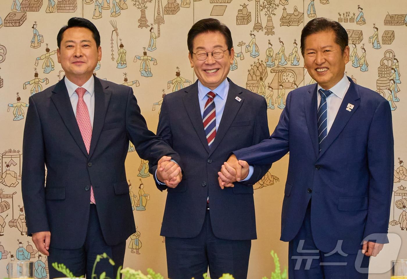 이재명 대통령이 지난 8일 서울 용산 대통령실 청사에서 열린 여야 지도부 오찬 회동에서 정청래 더불어민주당 대표, 장동혁 국민의힘 대표와 기념촬영을 하고 있다. &#40;대통령실 제공. 재판매 및 DB 금지&#41; 2025.9.8/뉴스1 ⓒ News1 이재명 기자