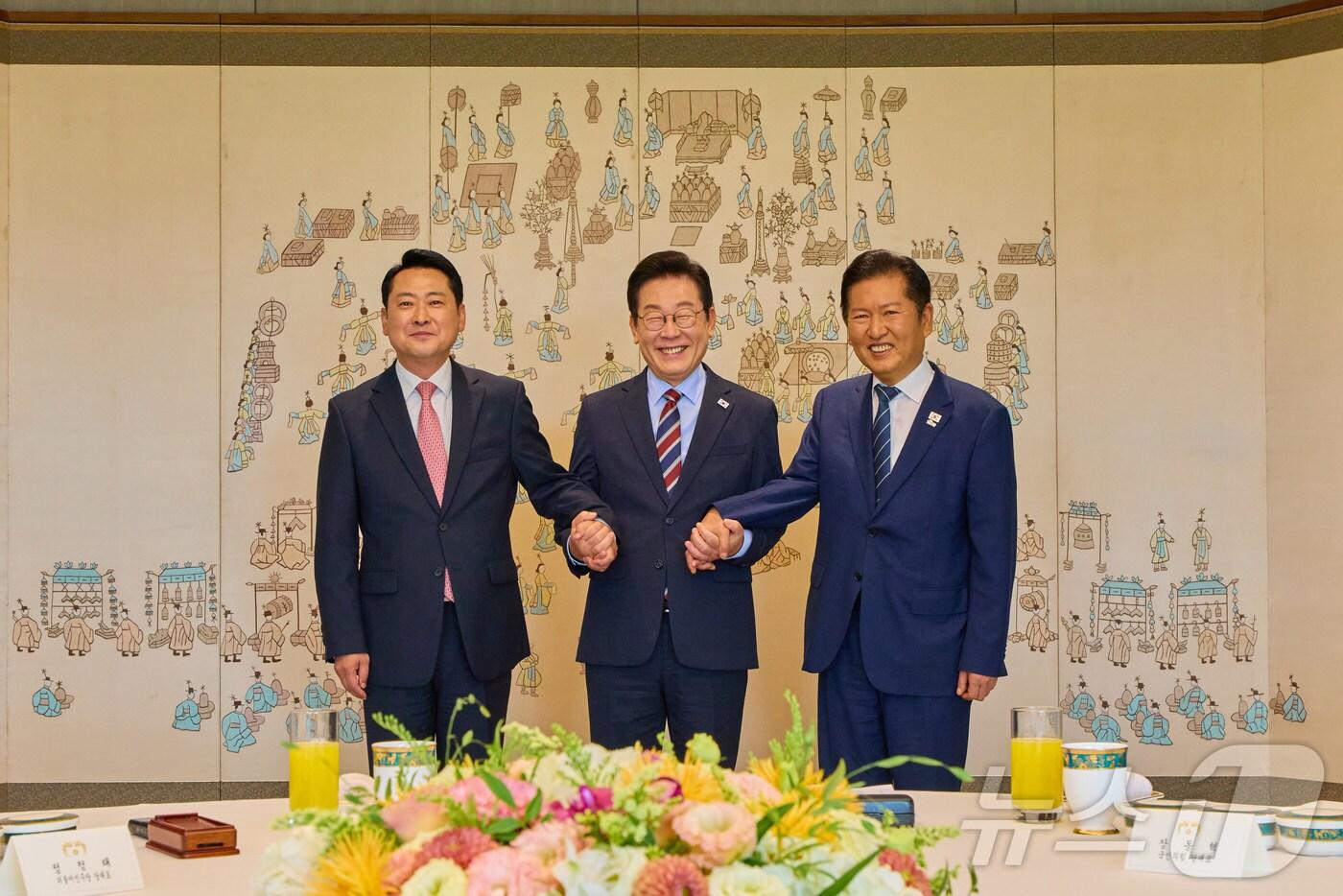 이재명 대통령이 8일 서울 용산 대통령실 청사에서 열린 여야 지도부 오찬 회동에서 정청래 더불어민주당 대표, 장동혁 국민의힘 대표와 기념촬영을 하고 있다. &#40;대통령실 제공. 재판매 및 DB 금지&#41; 2025.9.8/뉴스1 ⓒ News1 이재명 기자