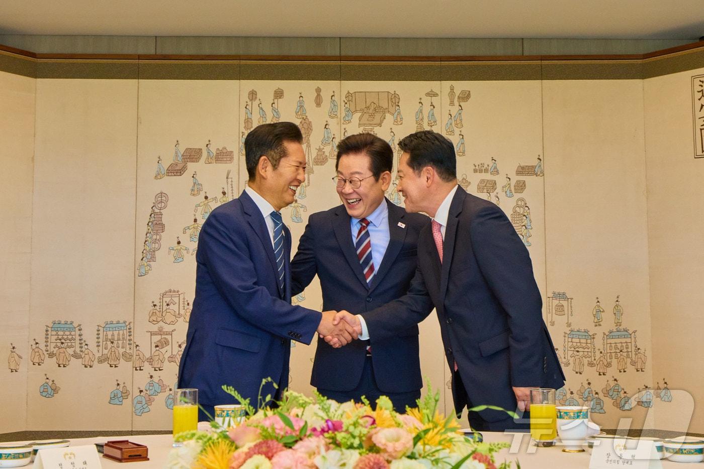 이재명 대통령이 8일 서울 용산 대통령실 청사에서 열린 여야 지도부 오찬 회동에서 정청래 더불어민주당 대표, 장동혁 국민의힘 대표가 악수하는 것을 보고 미소를 짓고 있다. &#40;대통령실 제공. 재판매 및 DB 금지&#41; 2025.9.8/뉴스1 ⓒ News1 이재명 기자