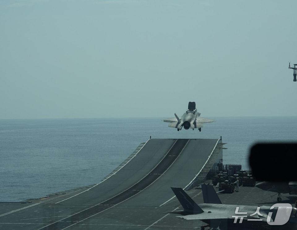 본문 이미지 - 영국 공군 F-35B 라이트닝 II 스텔스 전투기가 거제남방 공해상에서 고난도 기동을 선보이는 모습. 2025.09.08. &#40;주한영국대사관 제공&#41; 