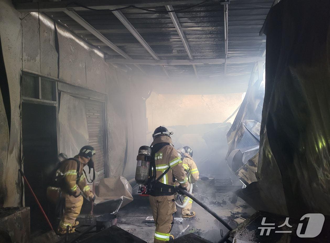 본문 이미지 - 8일 오후 4시45분쯤 경북 포항시 남구 연일읍 택전리에 있는 한 공장에서 원인을 알 수 없는 불이 나 1층 공장동을 태운 후 40여 분만에 진화됐다. 신고를 받고 출동한 119대원들이 진화작업에 나서고 있다. (경북소방본부제공, 재판매 및 DB금지) 2025.9.8/뉴스1 