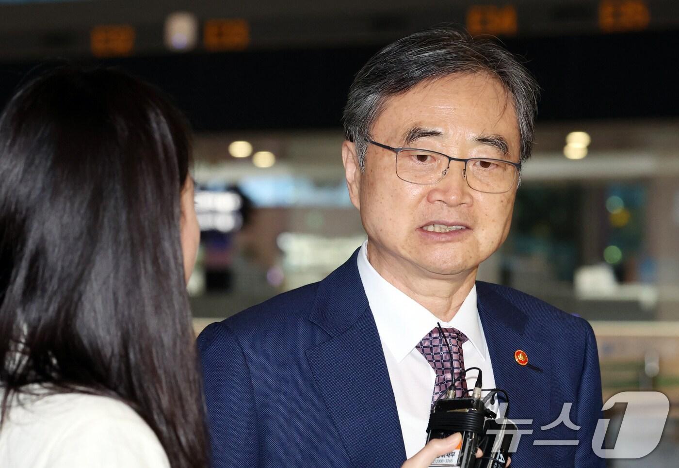 조현 외교부 장관이 지난 8일 오후 인천공항에서 미국 이민 당국의 한국인 노동자 구금 관련 협의를 위해 미국 워싱턴 D.C.로 출국 하고 있다. ⓒ News1 김명섭 기자