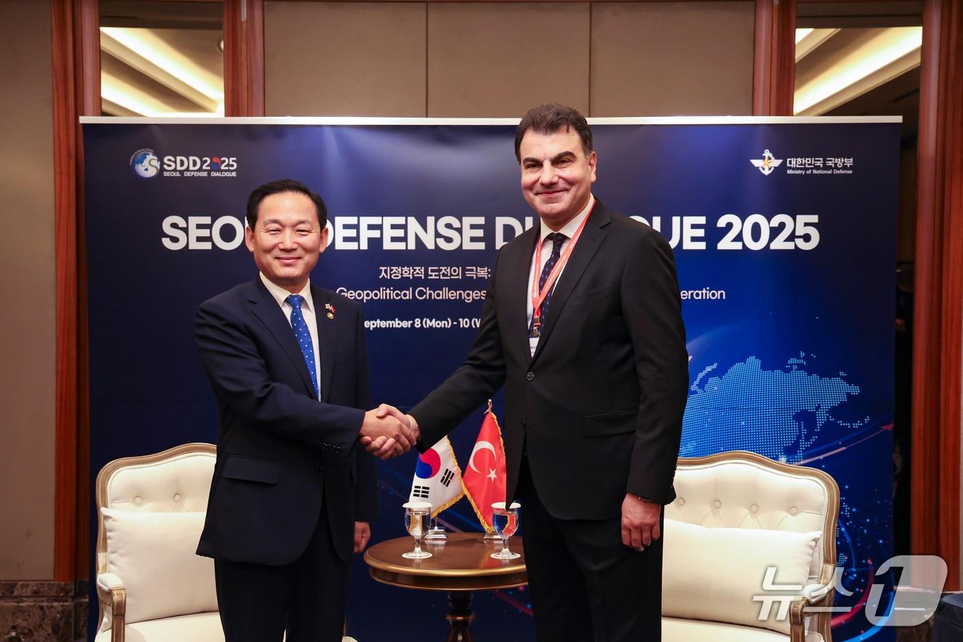 이두희 국방부 차관은 8일 오후 제14회 서울안보대화&#40;SDD&#41; 참석을 위해 방한 중인  무사 헤이벳 튀르키예 국방차관과 회담을 가졌다. 2025.09.08. &#40;국방부 제공&#41;