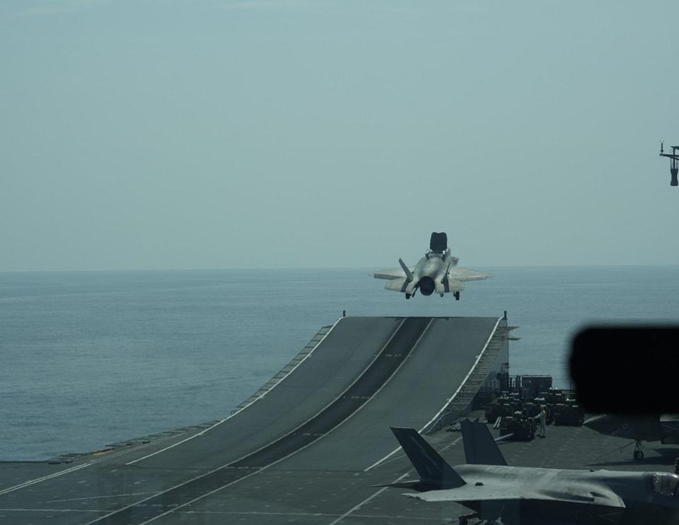 본문 이미지 -  항모 항공력 시연 중 F-35B 전투기가 비행하는 장면&#40;영국대사관 제공&#41; 